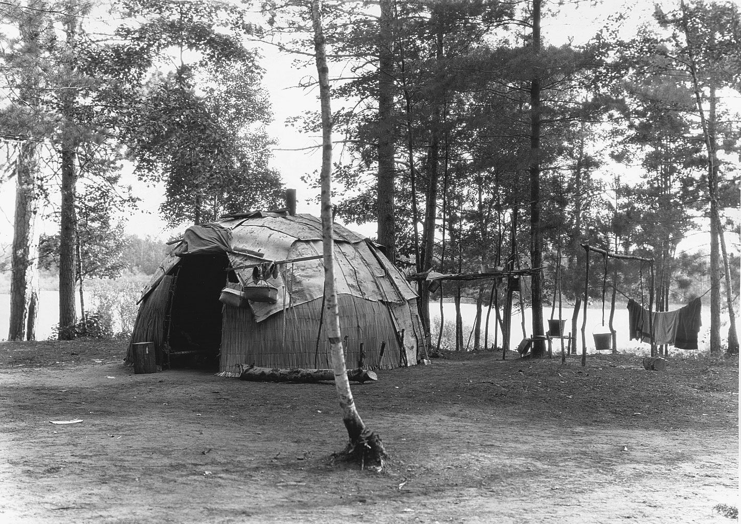 Wickiup | Native American, Plains, Tipi | Britannica
